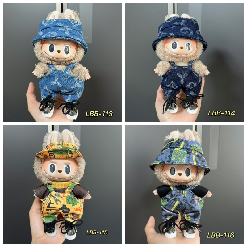 Outdoor Adventure Outfit - ヴィンテージプリントのつば広帽子とオーバーオールの組み合わせは、アウトドアアドベンチャー服としてのかわいいぬいぐるみのために特別にデザインされています。